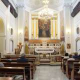 Entrando ci ritroviamo in un ambiente a tre navate absidali divise da quattro pilastri su cui sono impostati archi a tutto sesto